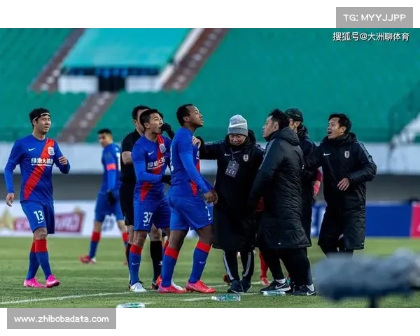 多支中超俱乐部发布新年海报，为球迷送上温暖祝福。